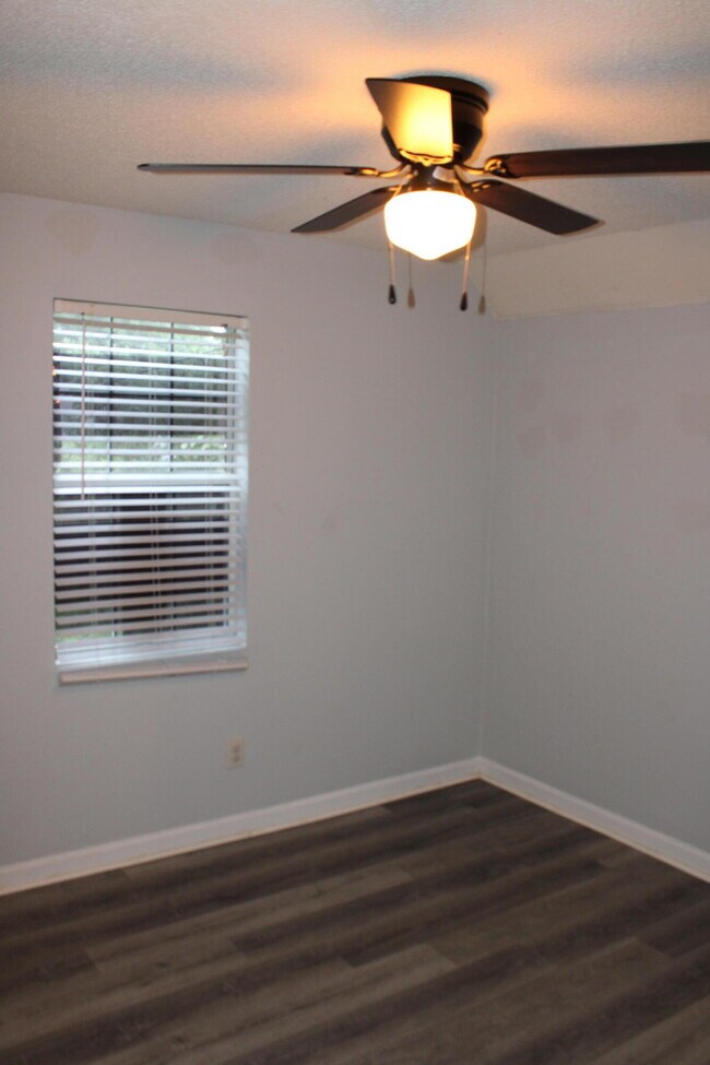 Building Photo - 810 S Willowick Dr