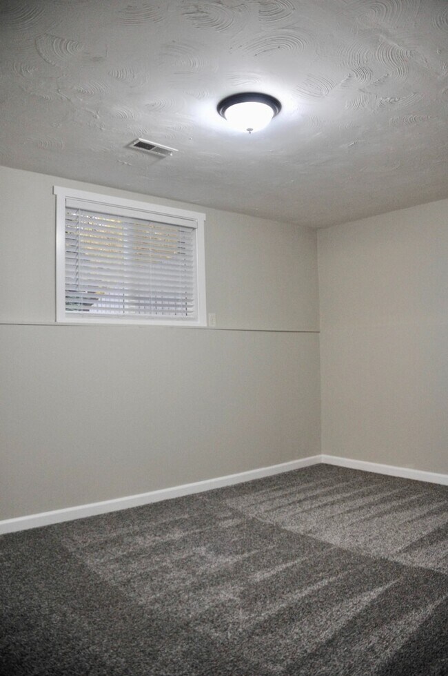 Building Photo - Sanders Beach: 5 bed 2 bath (split level) 4 car garage