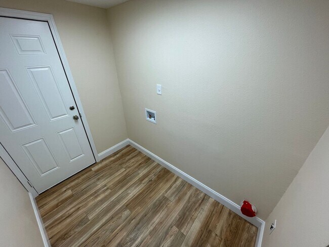 Building Photo - Newly Renovated 2BR/2BA Apopka Home with Spacious Fenced in Yard!!