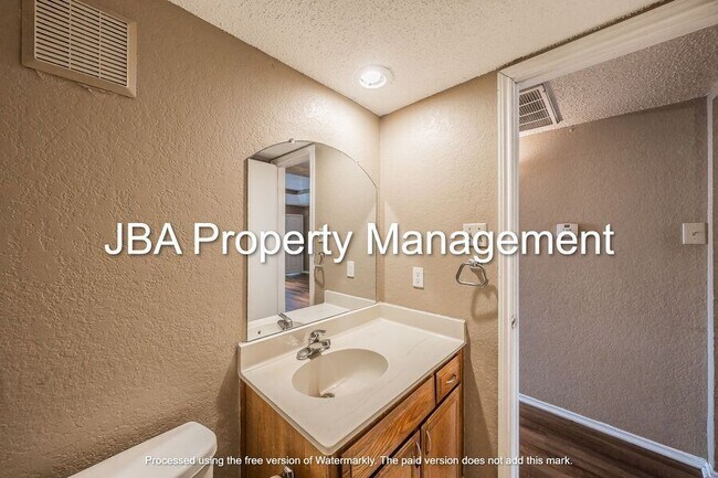 Building Photo - 807 White Rock St