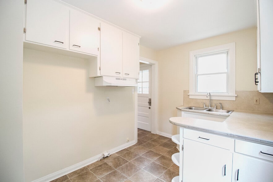 Building Photo - 2016 Balkan Pl