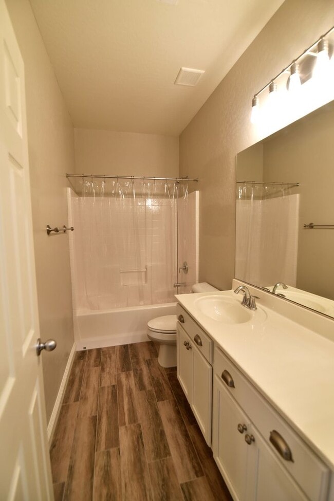 Building Photo - Gorgeous 3bed / 2.5bath home located in Tuscany!