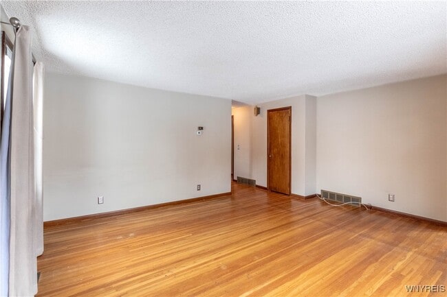 Building Photo - 194 Boncroft Dr