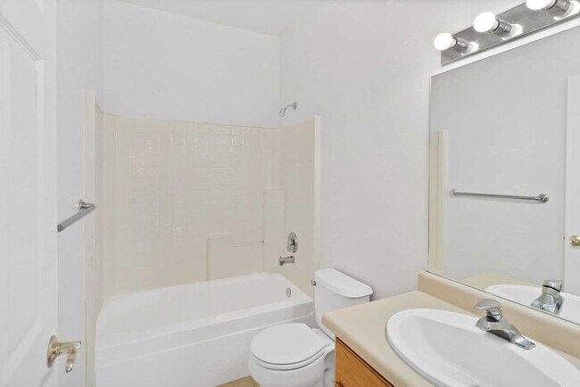 Building Photo - Modern 2-Bedroom, 2-Bath Condo in Grand Junction