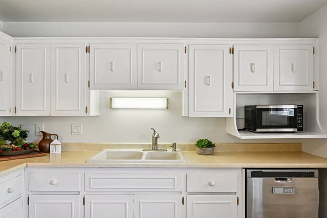 Building Photo - Welcome to this spacious 3+ bed, 2-bath bi-level home in Arvada - Available Now!