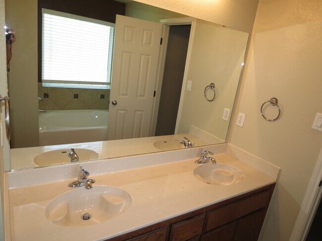 Building Photo - Gorgeous 3 bedroom 2 bath home in desired ...