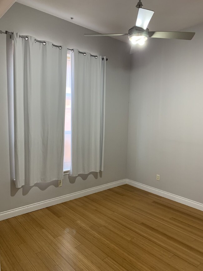 Building Photo - Uptown Denver, Very Attractive One Bedroom...