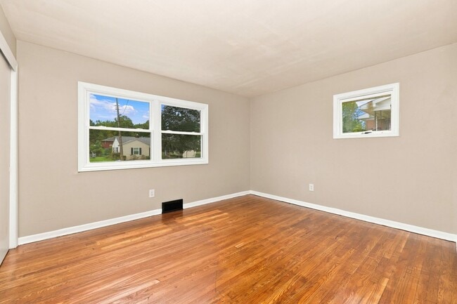 Building Photo - 248 Canterbury Dr