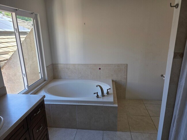 Building Photo - Large 3 bedroom home in quiet neighborhood cul-de-sac with amazing views
