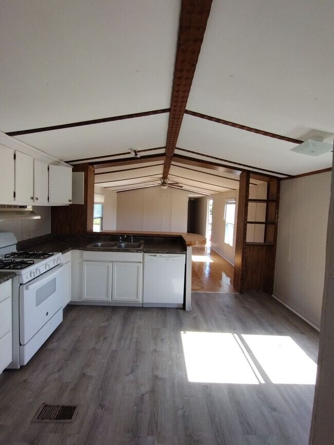 Building Photo - 3 Bedroom/2 Bath home on large fenced lot