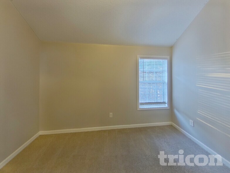 Building Photo - 7052 Ravenwood Ln