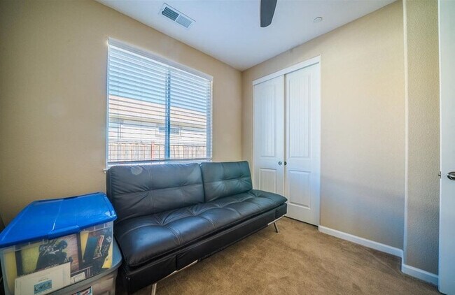 Building Photo - 3 Bedroom Home for Rent in Chico CA | Meadow Brook Ranch, Fireplace, Washer & Dryer