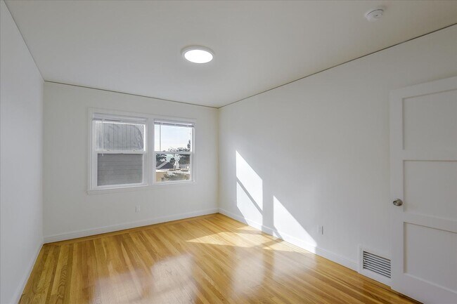 Building Photo - 1487 34th Ave