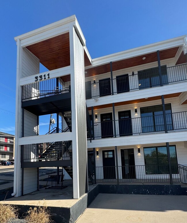 Building Photo - Remodeled Condo 2 Blocks to St. David's Me...