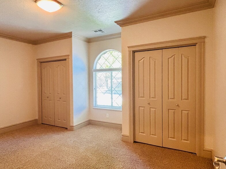 Building Photo - 409 Cobblestone Dr