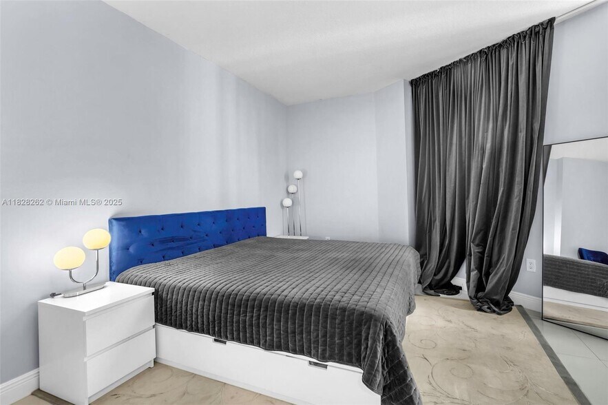Bedroom - 1900 N Bayshore Dr