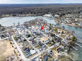 Surrounded by water and picturesque views - 17 S Pine St