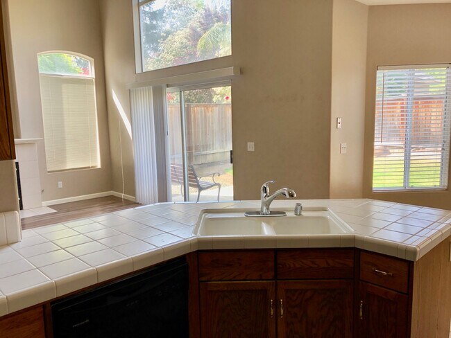 Building Photo - $2,550 Champlain & Shepherd, 4 Bedroom hom...