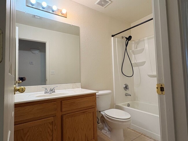 Building Photo - 3Bed 2Bath West Side Home