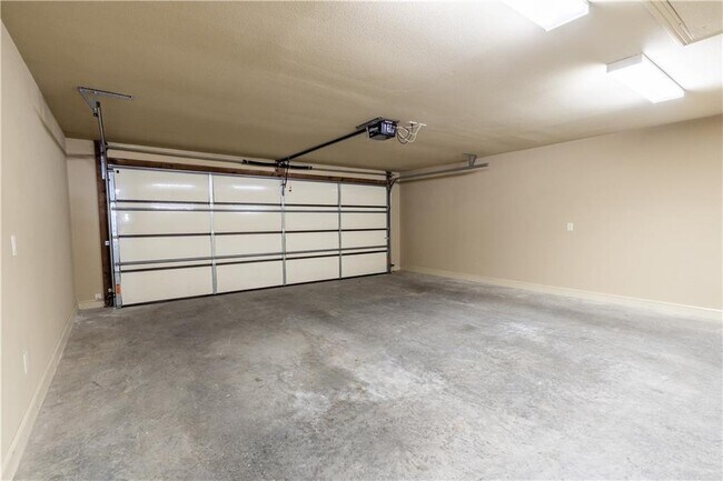 Building Photo - 5702 S 66th St