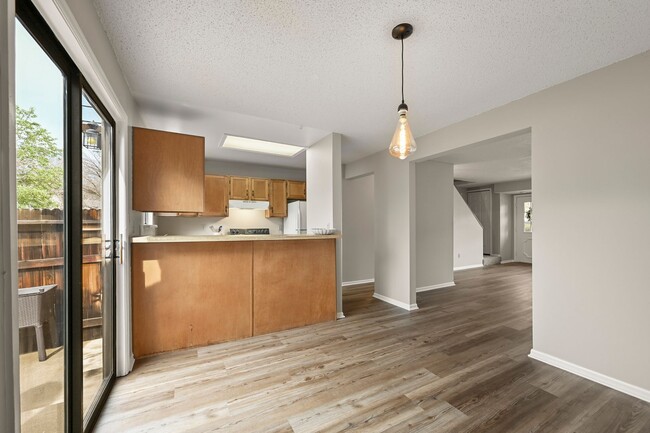 Building Photo - 3 Bedroom Townhouse Close To Ft. Carson