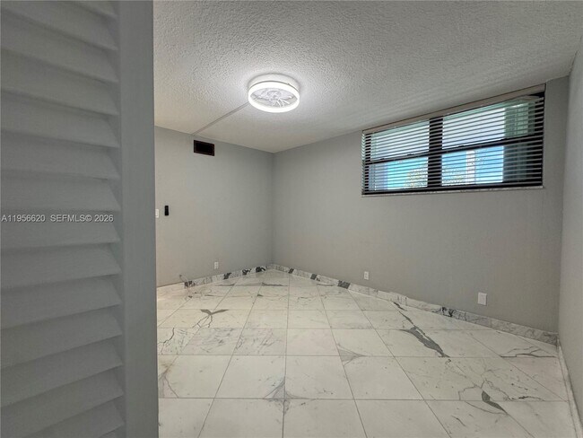 Building Photo - 4800 Bayview Dr