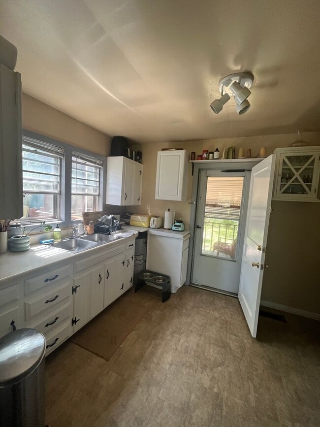 Building Photo - Cozy 2 Bed/1 Bath House, Park Like Setting, Pet Friendly, Fenced Yard