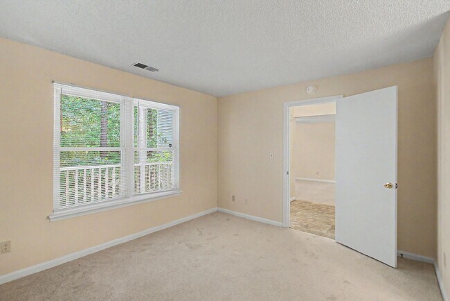 Building Photo - 540 Pineland Cir