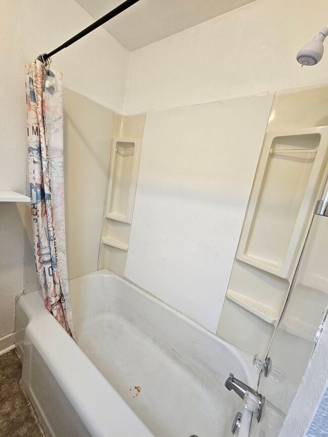 Building Photo - SW 4 bedroom 2 bath with fenced yard