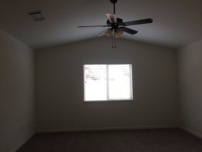 Building Photo - 3 bed 2 bath home