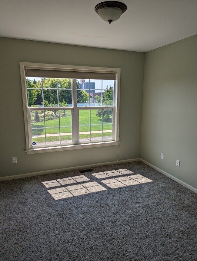 Building Photo - 601 Worthington Dr