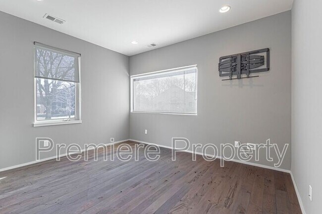 Building Photo - 2729 Charlotte St