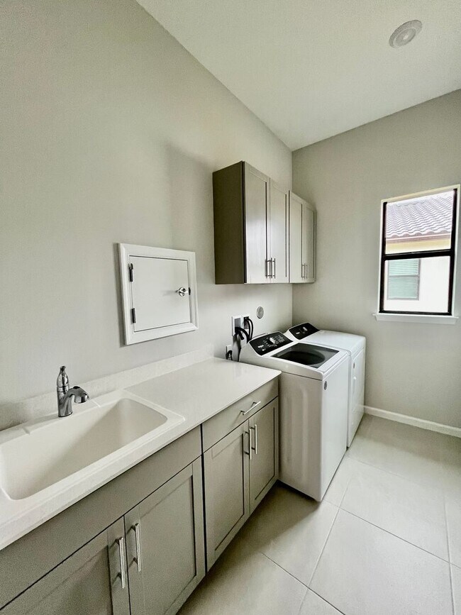 Building Photo - VERANDA GARDENS BRAND NEW HOME