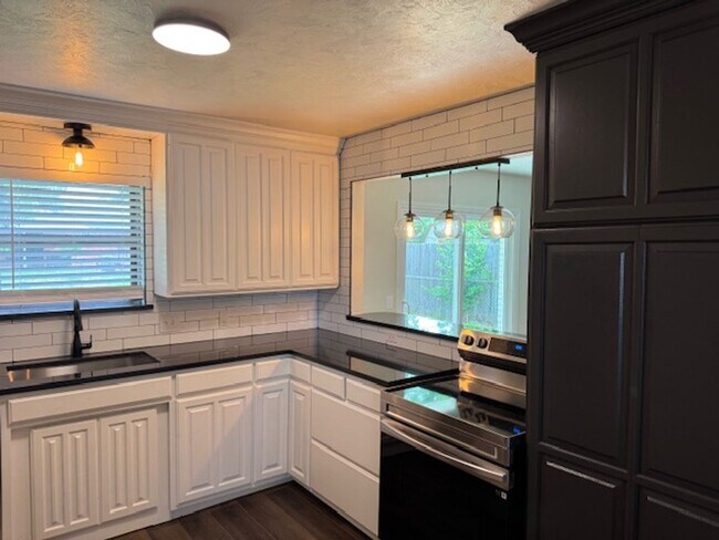 Building Photo - Stunning and trendy 3 bed 2 bath 2 car gar...