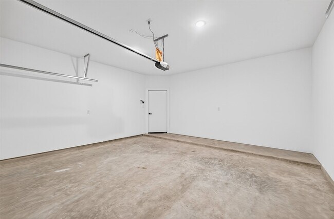 Building Photo - 3001 Delano St