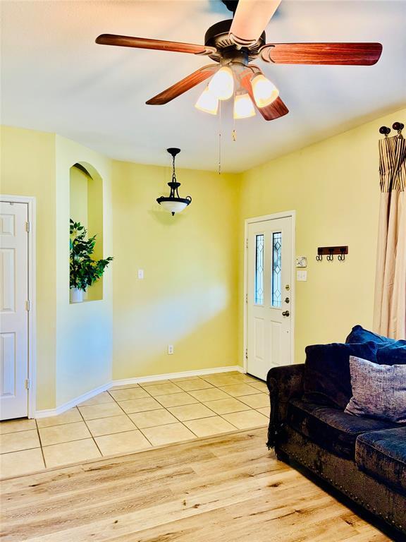 Building Photo - 18720 Royal Pointe Dr