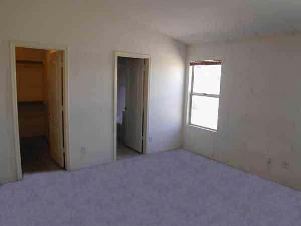 Building Photo - Amazing 4 bed/2 bath home located in conve...