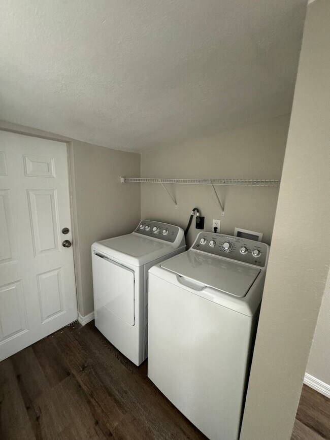 Building Photo - Renovated 2 bedroom, 2 bathroom duplex in ...