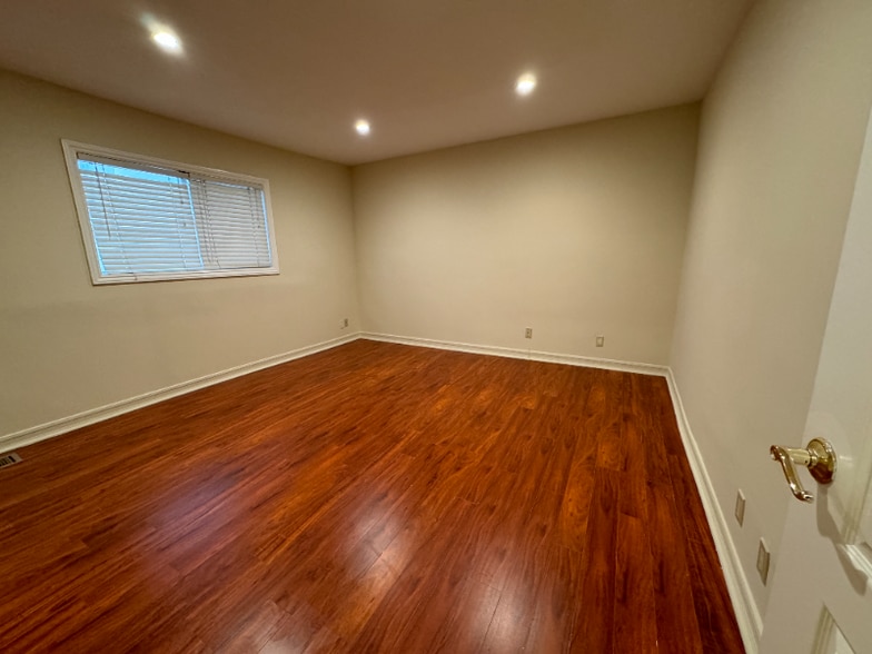 Building Photo - 1937 Pelham Ave