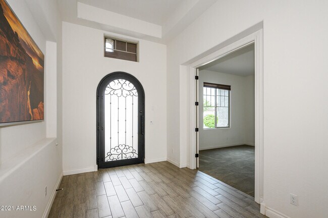 Building Photo - 941 E Lowell Ave