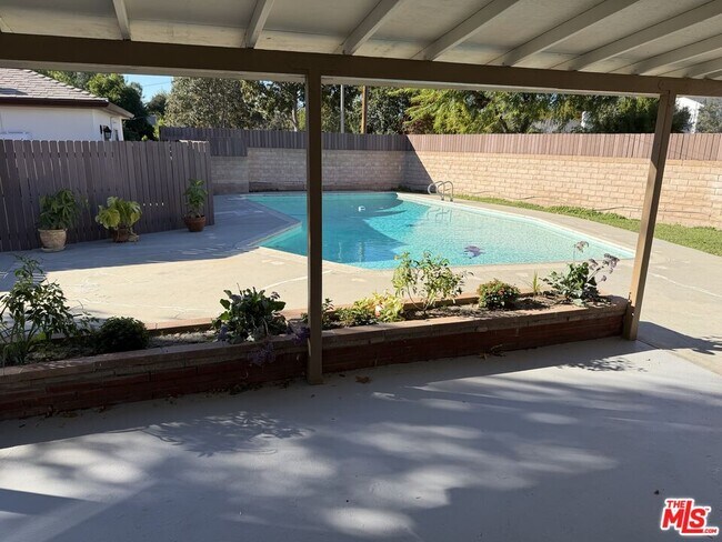 Building Photo - 6139 Tampa Ave