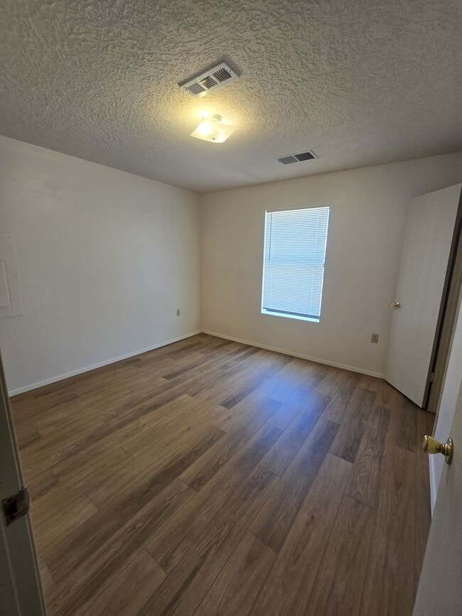 Building Photo - 3 bedroom, 2 bathroom home in Rio Rancho L...