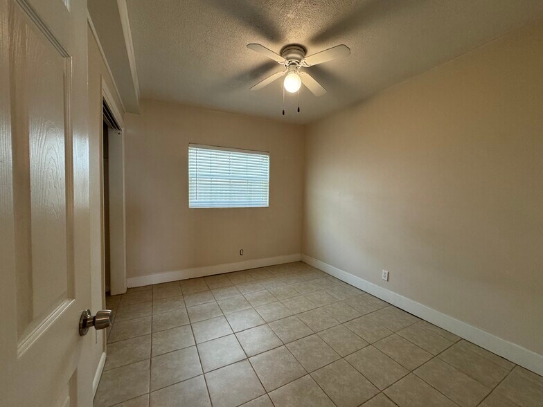 Back bedroom - 405 Upper 8th Avenue South