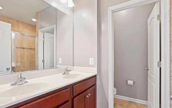 Building Photo - 3 Level END UNIT townhouse in Market Squar...