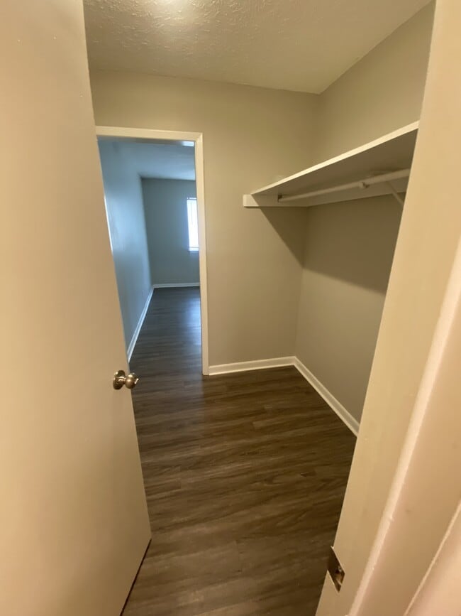 Building Photo - 841 Applewood Ln