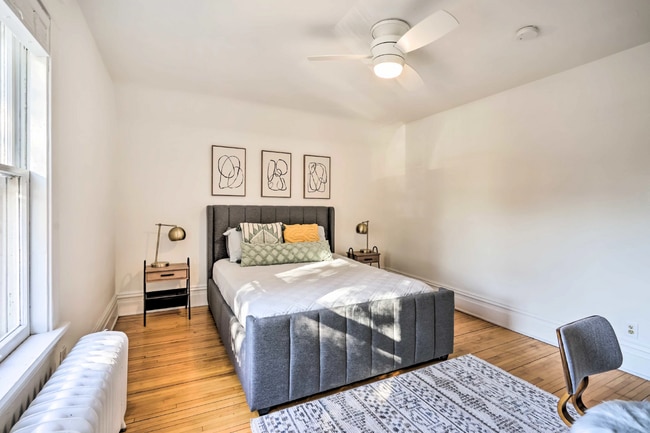 Building Photo - Charming Upper Level Duplex