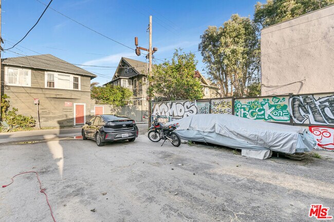 Building Photo - 717 Ocean Front Walk
