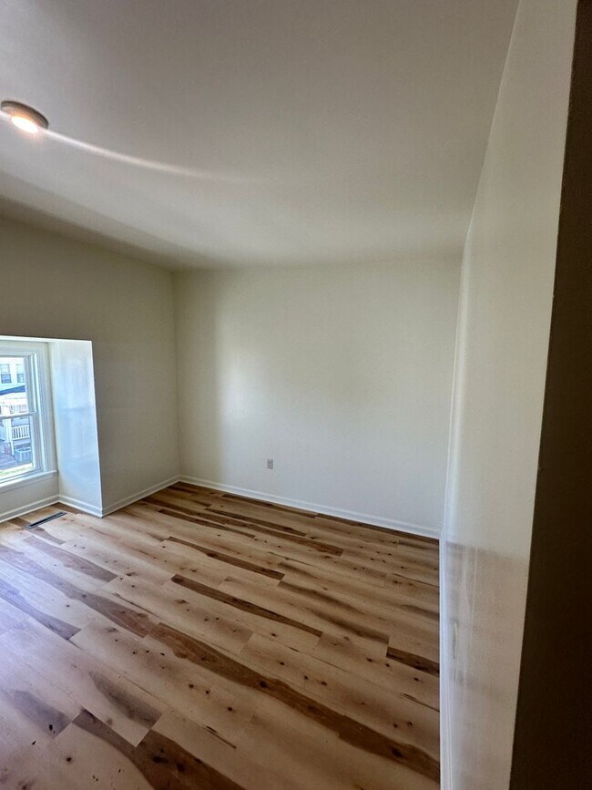 Building Photo - 1211 W Poplar St