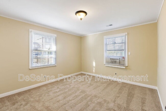 Building Photo - 922 Wedgewood Ave