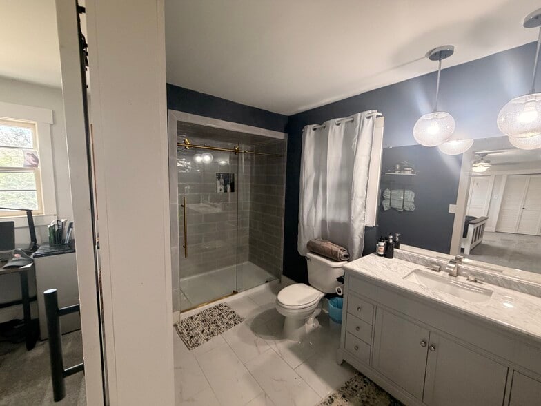 Building Photo - 321 Village Dr